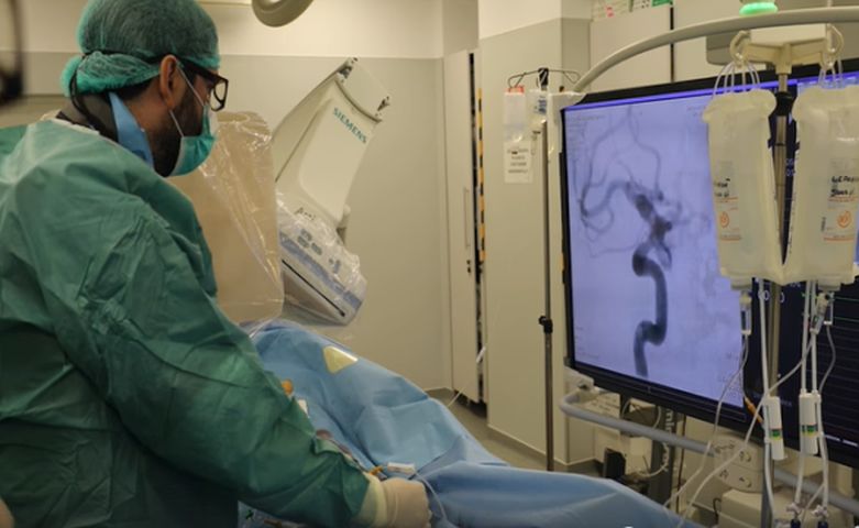 Prima embolizare a unui anevrism cerebral cu stent deviator de flux, aplicata in sistemul medico-militar
